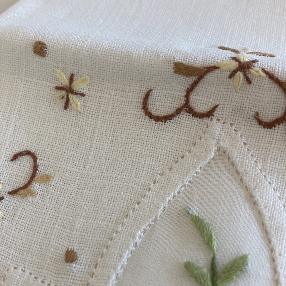 Embroidered Floral linen fingertip towel yellow brown white peoples rep China - Picture 5 of 8